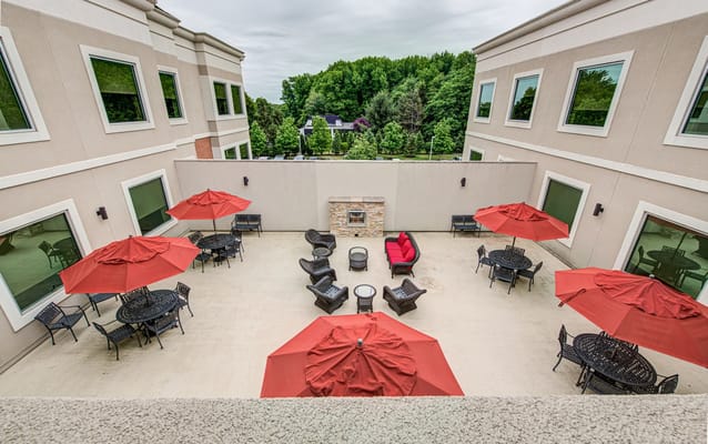 Outdoor patio with seating and umbrellas at Total Rehab at Moorestown