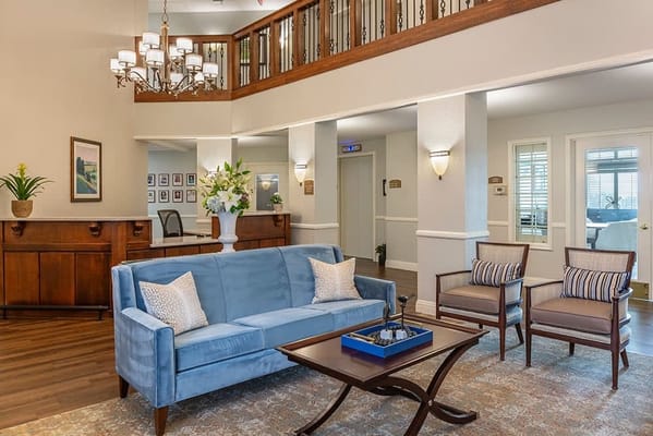 Common area with seating and a welcoming atmosphere