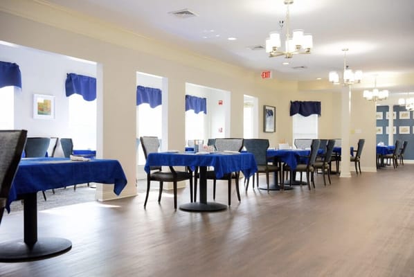 Dining room with blue tablecloths and bright lighting