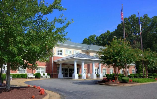 Exterior view of Charter Senior Living of Williamsburg