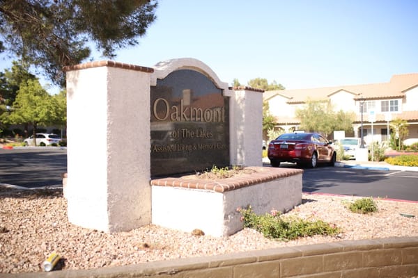 Entrance sign for Oakmont of the Lakes assisted living