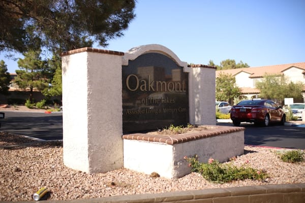 Sign at the entrance of Oakmont of the Lakes facility