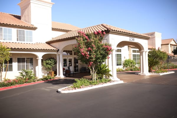 Exterior view of the Oakmont of the Lakes entrance