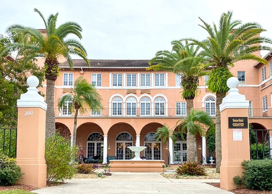 Exterior view of Belvedere Commons of Franklin with palm trees