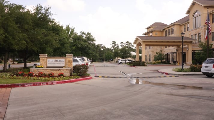 Entrance sign and driveway of The Solana Vintage Park