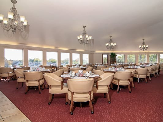 Dining room with round tables and chandeliers
