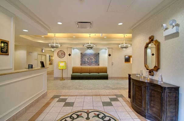 Bright and inviting lobby with seating area and decorative features