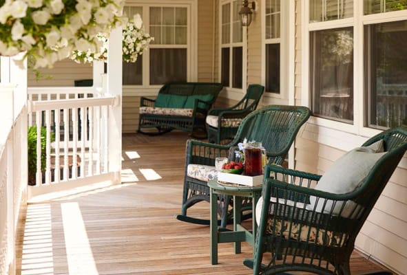 Outdoor seating area with rocking chairs and drinks