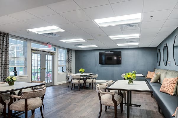 Cozy dining area with tables and flowers
