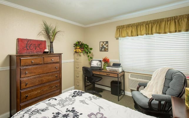 Cozy, well-decorated resident room with furniture