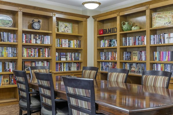 Interior view of a library with bookshelves and a meeting table