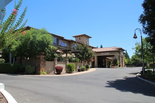 Exterior view of Oakmont of Carmichael with landscaping