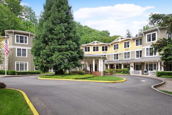Entrance view of Sunrise of Edmonds with landscaped surroundings