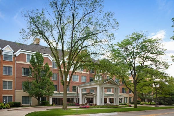 Front entrance of Sunrise of Highland Park senior living facility