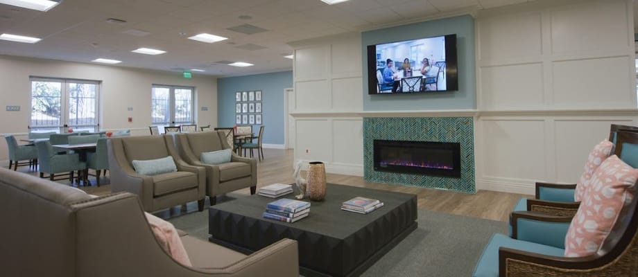A common area with residents and comfortable seating