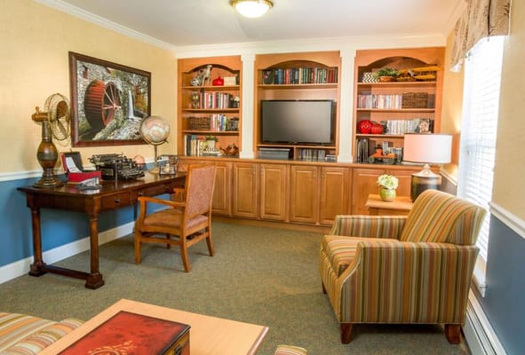 Cozy common area with bookshelves and seating