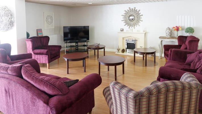 Common area with seating and a cozy atmosphere