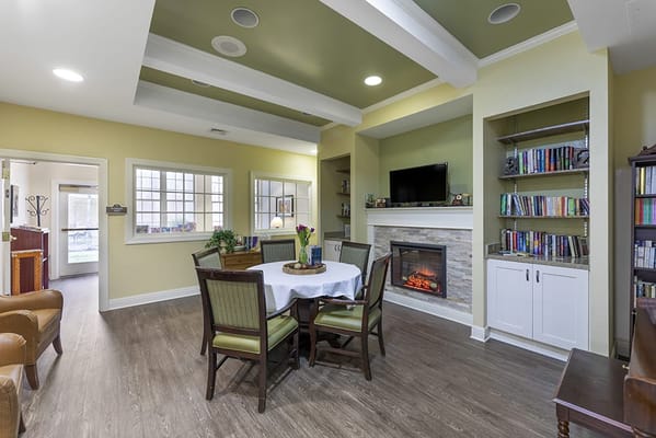 Common area with a dining table and a cozy atmosphere