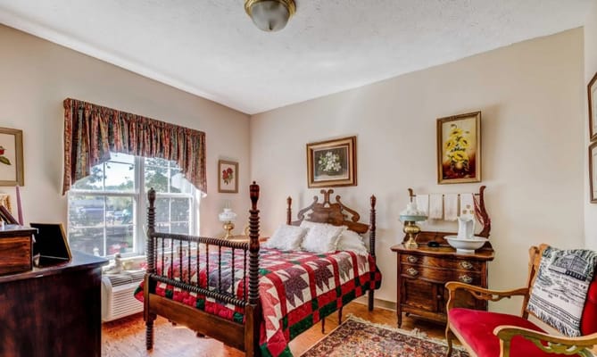 Cozy bedroom with floral decorations and a quilt