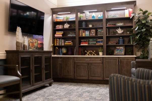 Cozy common area with bookshelves and seating