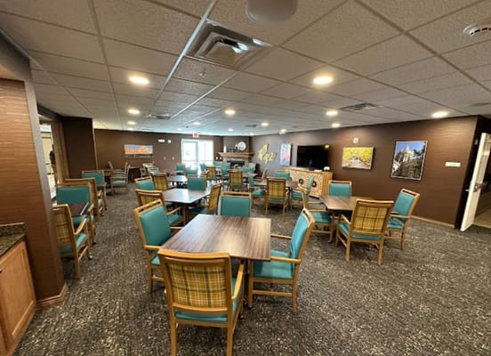 Dining area with tables and chairs in Glen Meadows Retirement Community