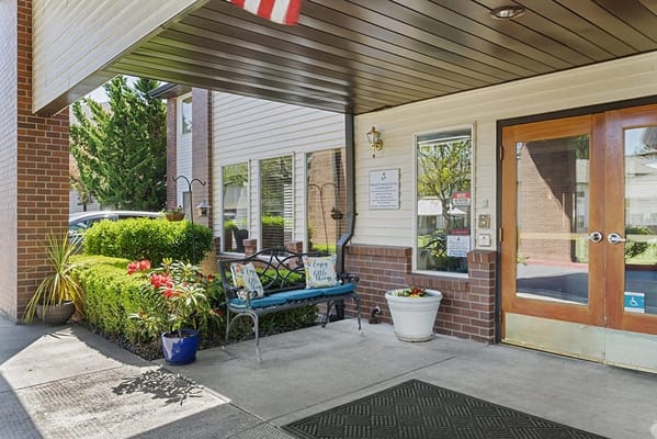 Entrance area with seating and greenery