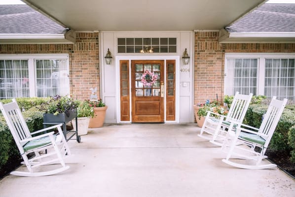 Entrance of The Reserve at Pasadena with rocking chairs