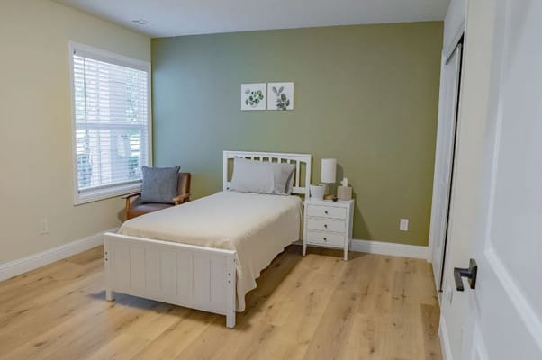 Bright, cozy private resident room with a single bed