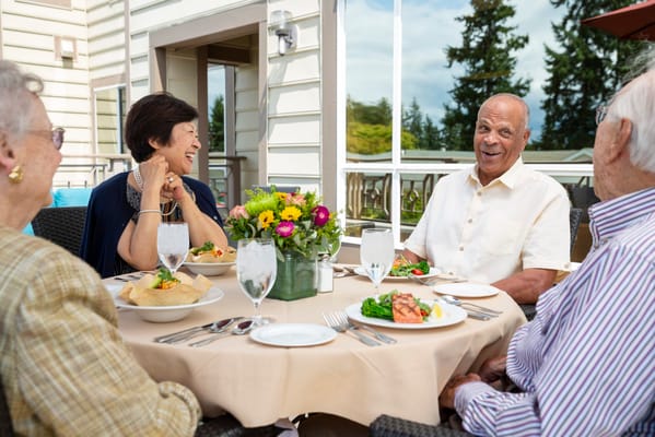 Residents enjoying lunch on the outdoor patio