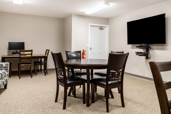 Common area with a table and chairs in the facility