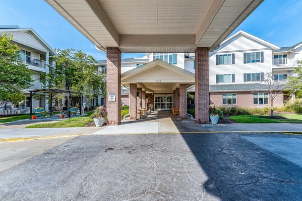 Exterior view of Solstice Senior Living at Columbia entrance