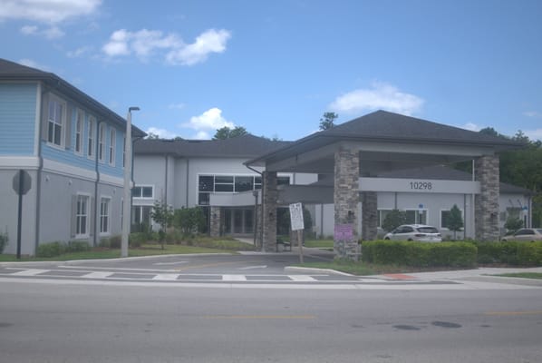 Exterior view of HearthStone at Nona Lakes entrance