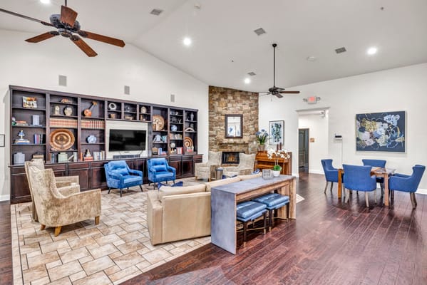 Common area with seating and a cozy atmosphere