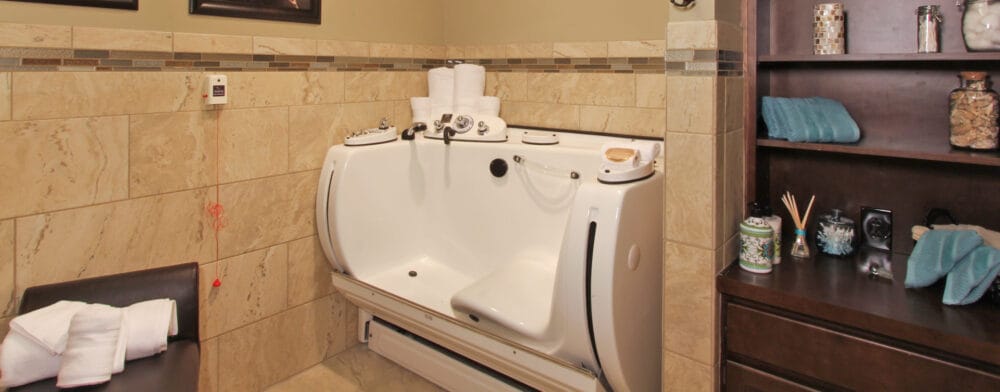 Stylish therapeutic bath area with towels