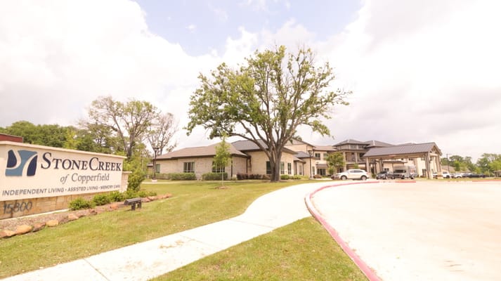 Exterior view of StoneCreek of Copperfield senior living facility