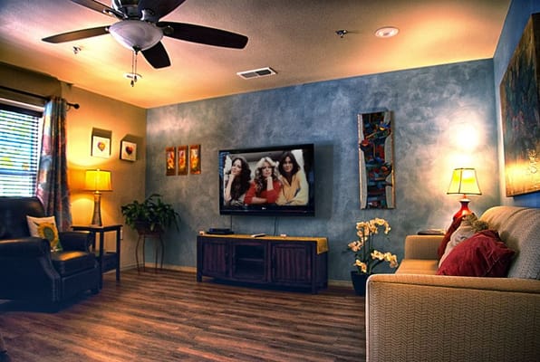 A cozy common area with residents enjoying their time