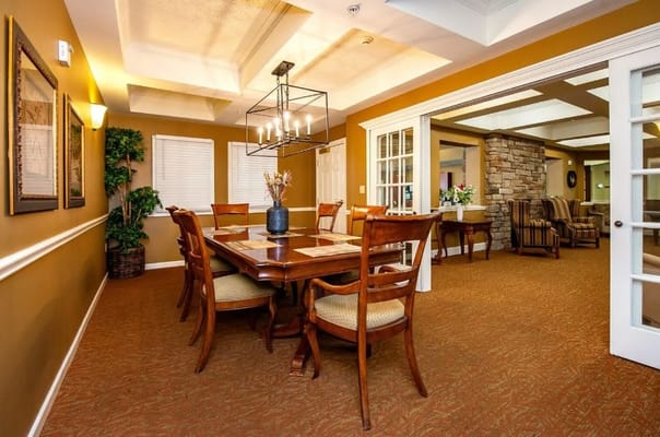 Cozy common area with dining table and seating