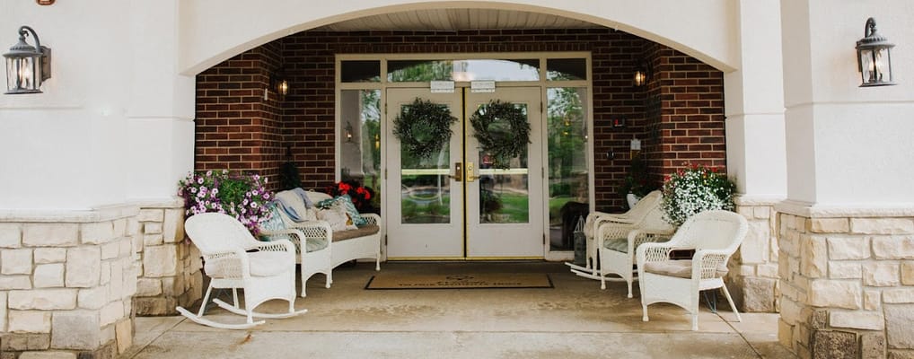 Entrance with rocking chairs and flower arrangements