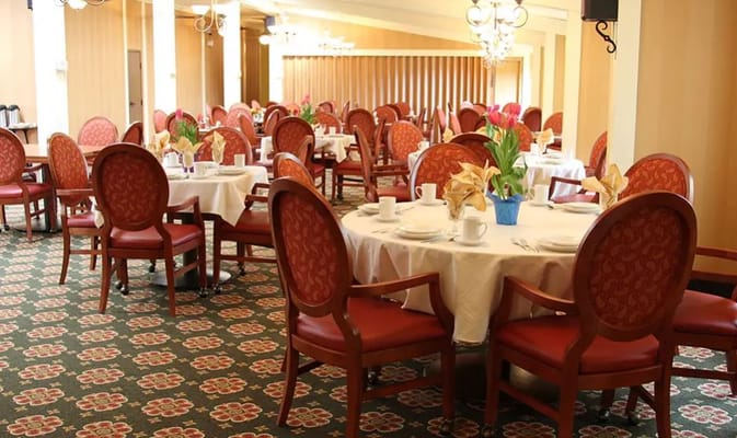 Dining area with round tables and chairs