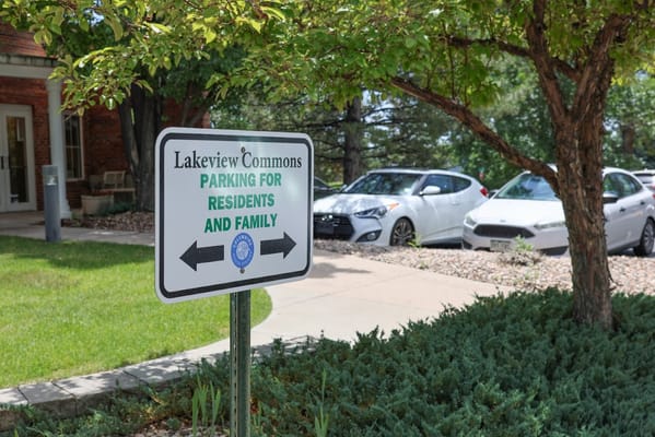 Parking sign at Lakeview Commons with clear directions