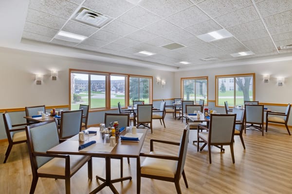 Dining area with tables and chairs in Mankato Lodge