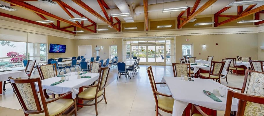 Dining area with tables and chairs in the facility.