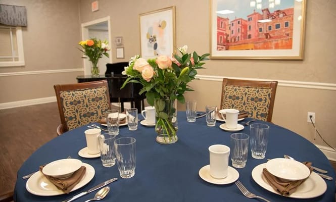Well-set dining table with flowers at Schilling Gardens