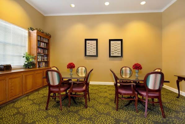 Cozy common area with tables and chairs in Sodalis Lake Jackson