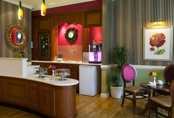 Cozy lounge area with a countertop and seating at South Lodge.