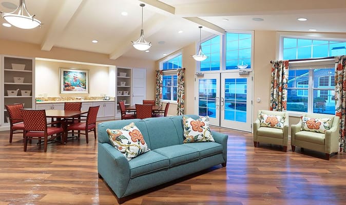 Cozy common area with seating in Symphony at Centerville.