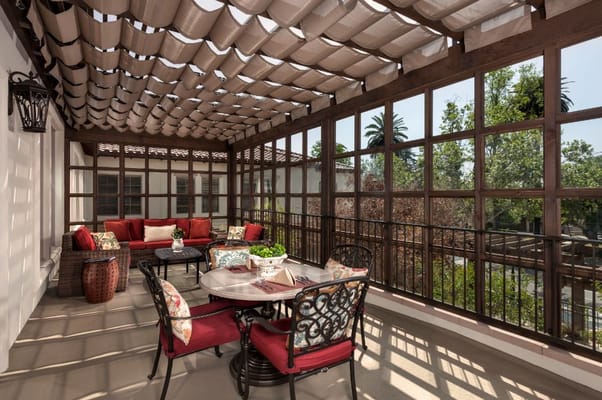 Outdoor patio with seating and plants at The Kensington Sierra Madre