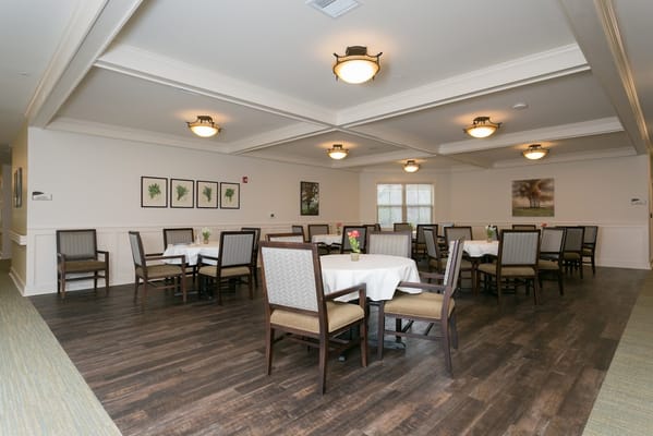 Bright dining area with tables and chairs in The Pearl at Dallas