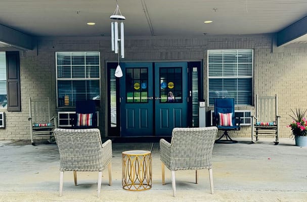 Entrance area with seating and decorations