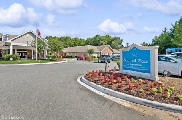 View of the entrance sign and landscaping at Summit Place of Mooresville